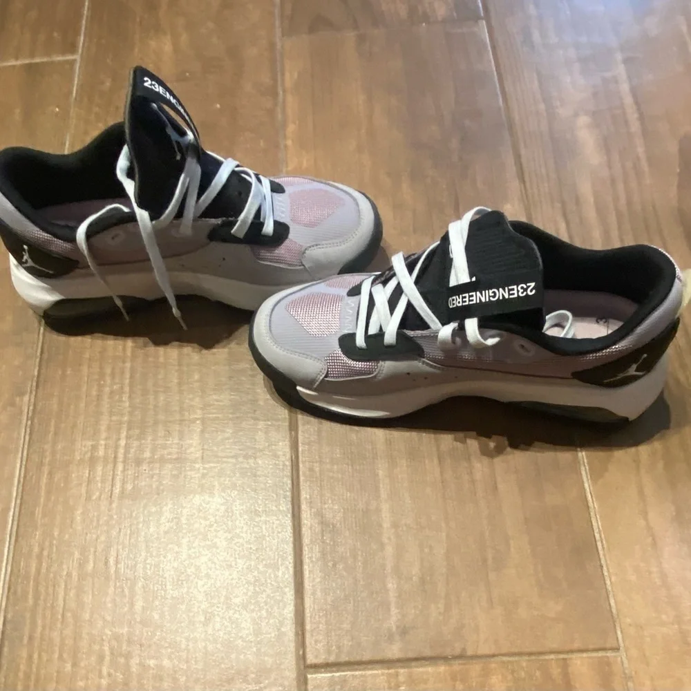 *Like New* Jordan Air 200E Women’s Size 10